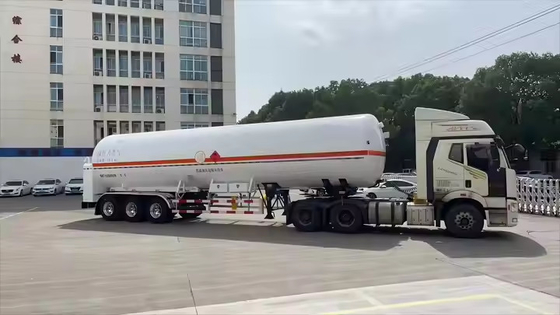 CIMC S30408 Q345R 3 축 공기 서스펜션 요스트 착륙 다리 50# 견인 핀 LNG 탱커 트럭